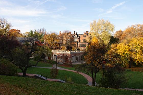 波胆网站梅隆大厅的照片, 四周环绕着绿色的学术院落和五彩缤纷的秋叶.