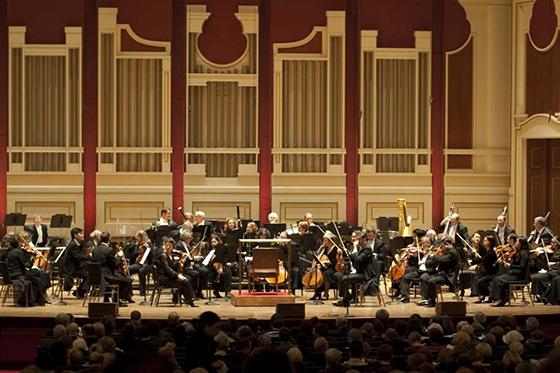 匹兹堡交响乐团在舞台上表演的照片. 