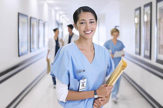 图为一名护士长拿着一个头骨道具指着它. 